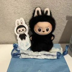 ラブブ　イニシャルR ぬいぐるみペンダント（黒）