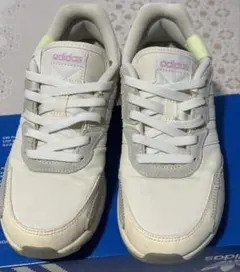 adidas サステナブルスニーカー ホワイト/グレー/ピンク