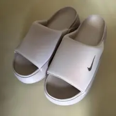 azu様 NIKE カーム エレベーション サンダル ホワイト - メルカリ