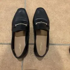 黒のローファー 金属飾り付き