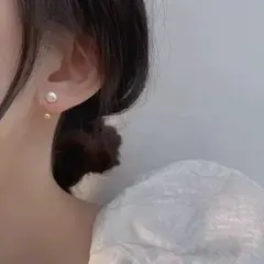 パールとゴールドの両耳用ピアス