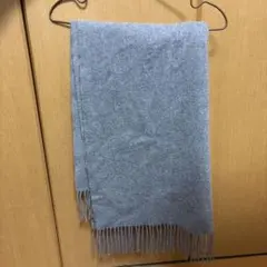 グレーのフリンジ付きマフラー