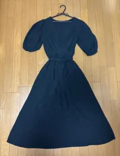 GU パフスリーブ 黒 ワンピース Sサイズのサムネイル
