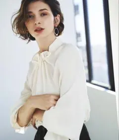 ウエーブタックパール　デザイントップス長袖ブラウス　オフホワイト