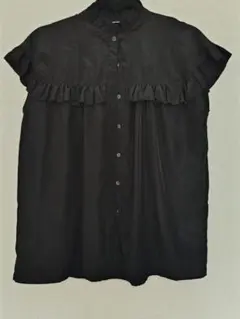 フリル付き黒フレンチスリーブシャツ