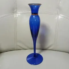 青いガラス花瓶 金色の縁取り