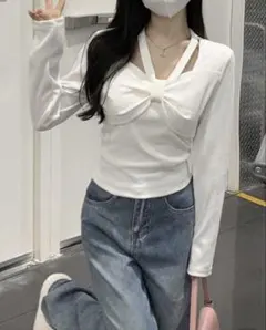 リボン付きホワイト長袖トップス