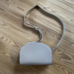 A.P.C ハーフムーンバッグ　ベージュ