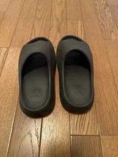 YEEZY SLIDE ONYX (イージースライド　オニキス)