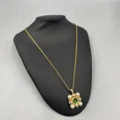 ０５８ニナリッチ　ゴールド クロス型ペンダント ネックレス