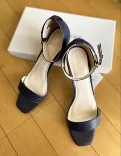 【新品タグ付】NATURAL BEAUTY BASIC サンダル ネイビー　Mのサムネイル