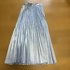 光沢感のあるプリーツロングスカート シルバー