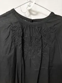 黒の刺繍入り五分袖トップス