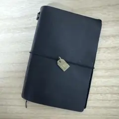 トラベラーズノート　パスポートサイズ　ブラック　チャーム付き