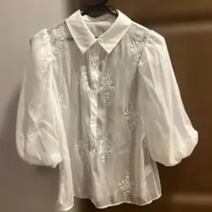 花柄刺繍入りホワイトバルーンスリーブシャツ