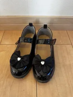 黒のリボン付きフォーマルシューズ
