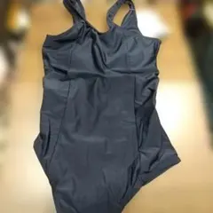 黒いストラップ付きスクール水着