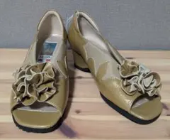 新品⭐️Monetモネ　小花　オープントゥゴールドウェッジソール　中敷き破れありのサムネイル