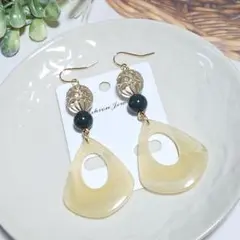ピアス　(大きめ)　アンティーク調大玉クリア&天然石調抜き雫チャームクリーム