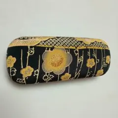 和柄のメガネケースです。