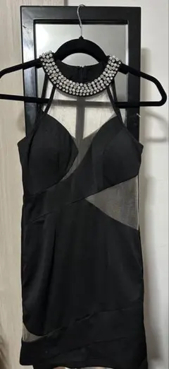 ビジューネック ブラックドレス