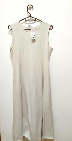 新品　ユニクロ//ウルトラストレッチエアリズムワンピース　Mサイズ　白