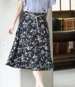 【試着のみ】Honeys ベルト付フレアスカート　コン花柄　L