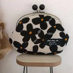 ハンドメイド　あめ玉がま口ポーチ（花柄　ブラック）のサムネイル