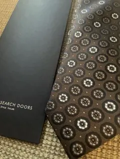 URBAN RESEARCH DOORS シルク100% 26SS小紋柄ブラウンのサムネイル