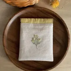 ミモザのバネ口ポーチ＊ナチュラル／ハンドメイド／ギフト／春色／刺繍／シンプル