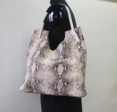 美品 arron アローン レザーショルダーバッグ パイソン 本革 レディースのサムネイル