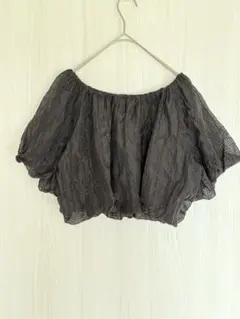 黒　オフショルダー　ボリューム　トップス　クロップド丈　ショート丈