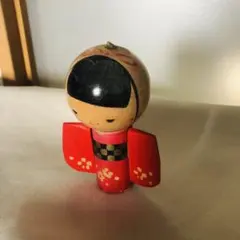 日本の伝統こけし 赤い着物