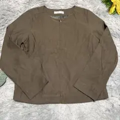 シネマクラブ きれいめ ノーカラー ジップアップ ジャケット ブラウン (M)のサムネイル