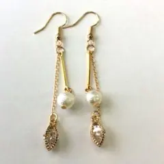 1834 ホースアイラインストーンとパール、メタルスティックとチェーンのピアス