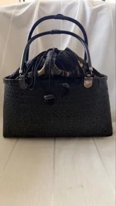 黒の巾着型かごバッグ