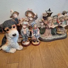 犬の置物と子供たちのフィギュアをまとめて