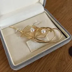 ゴールドブローチ パール付き 葉デザイン