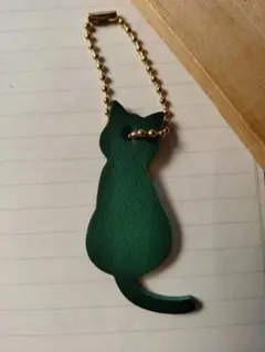 革のチャーム　猫型　グリーン　キーホルダー