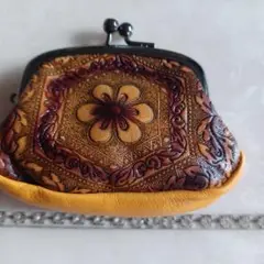 エンボス花模様のレザーコインケース