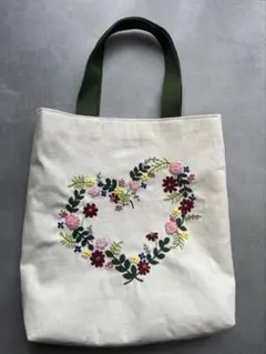 【アッコちゃん様購入専用】ハンドメイド 華やか花の手刺繍 トートバッグ アッコちゃん様購入専用】ハンドメイド 華やか花の手刺繍 トートバッグ