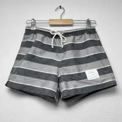 トムブラウン THOM BROWNE 海パン水着 スイムパンツ ショートパンツ トムブラウン THOM BROWNE 海パン水着 スイムパンツ ショート