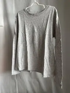 グレーの長袖カットソー カットソー トップス シャツ 長袖
