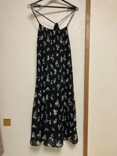 新品未使用タグ付きアース花柄ブラックキャミワンピース