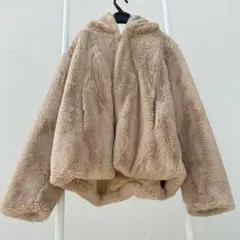 人気のショート丈 フード付きフェイクファージャケット ベージュS(少し大きめ)