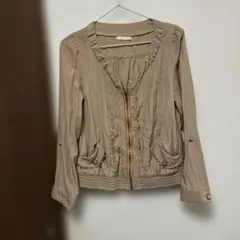 axes femme アクシーズファム　薄手フリル付きベージュジャケット