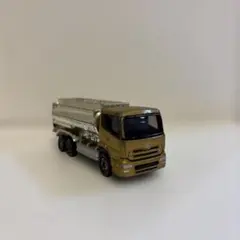 トミカ ニッサン　クオンタンクローリー ゴールドのサムネイル