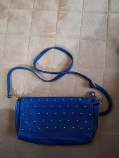 青 スタッズ付き ショルダーバッグ