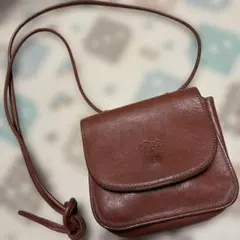 イルビゾンテショルダーバッグ　ロゴ型押し　レザー　ブラウン