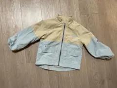ベージュと水色のアウターのサムネイル